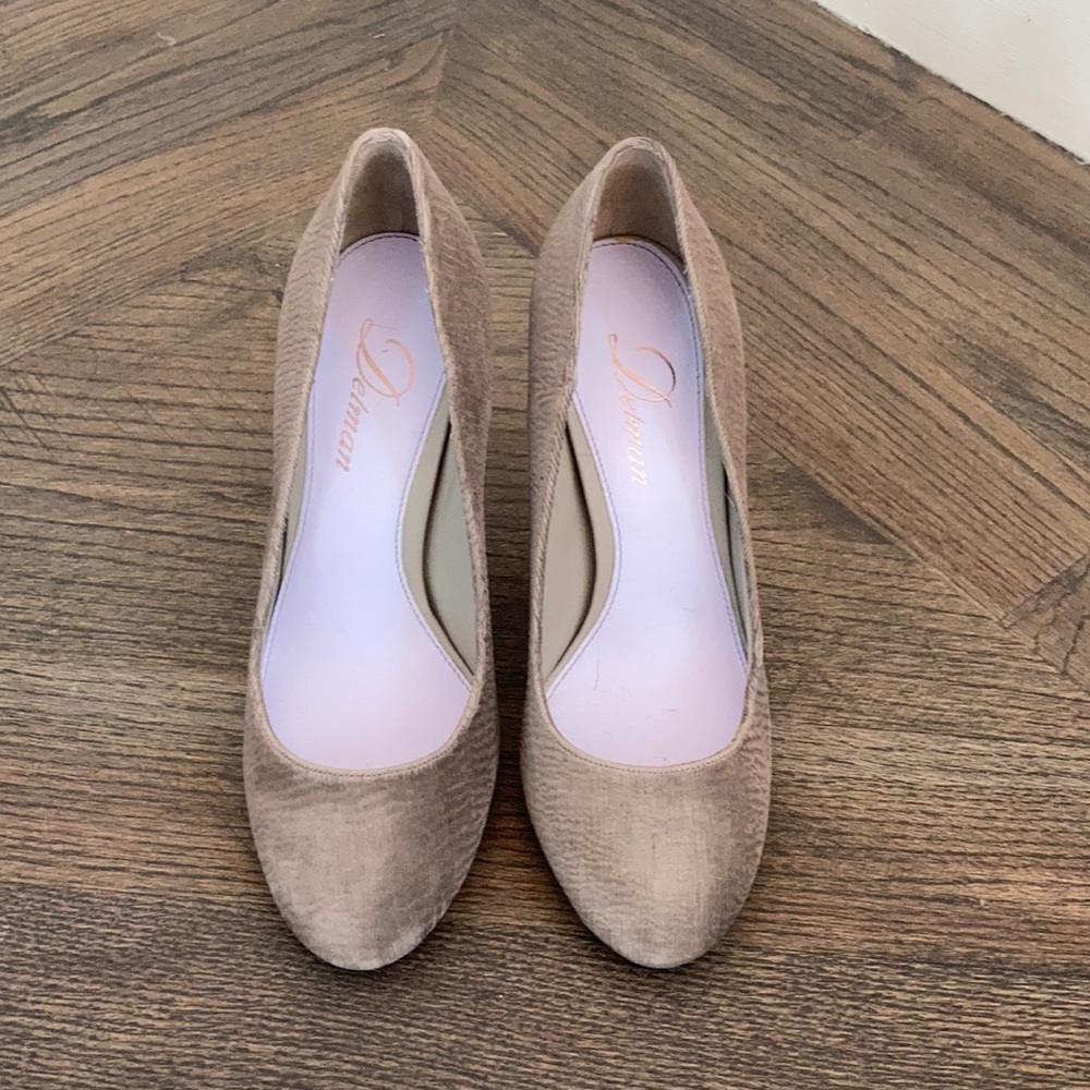 Delman textured fabric heels in great condition